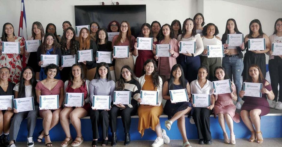 becas otorgadas programa mujeres acción impulsado fundación ideas en acción embajada estados unidos 37 jóvenes oportunidad recibir formación ciencias datos ciberseguridad