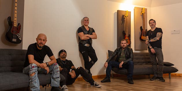 Alberto Durán (bajo), Víctor Soto (guitarra), Pablo Bogarín (vocalista), Rafael Guzmán (guitarra) y Ricardo González (batería) conforman la banda Slavon. Cortesía/La República.