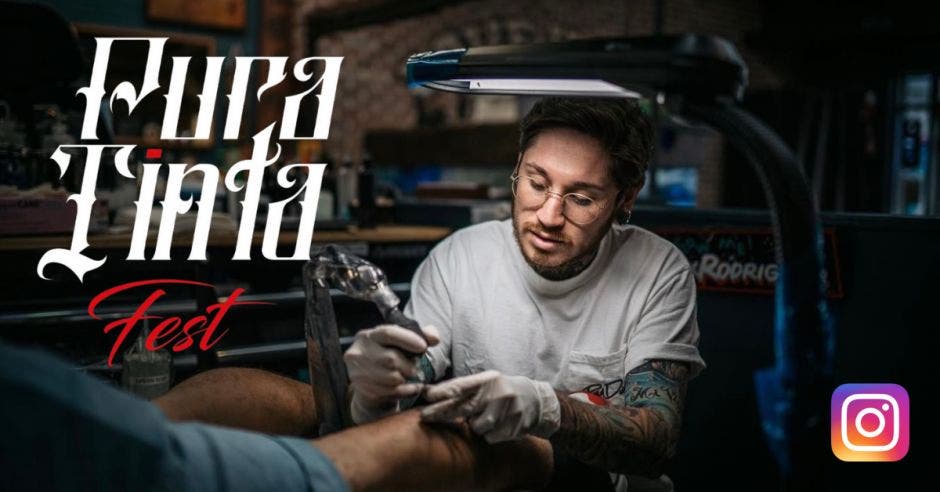 Max Rodriguez tatuando a una persona