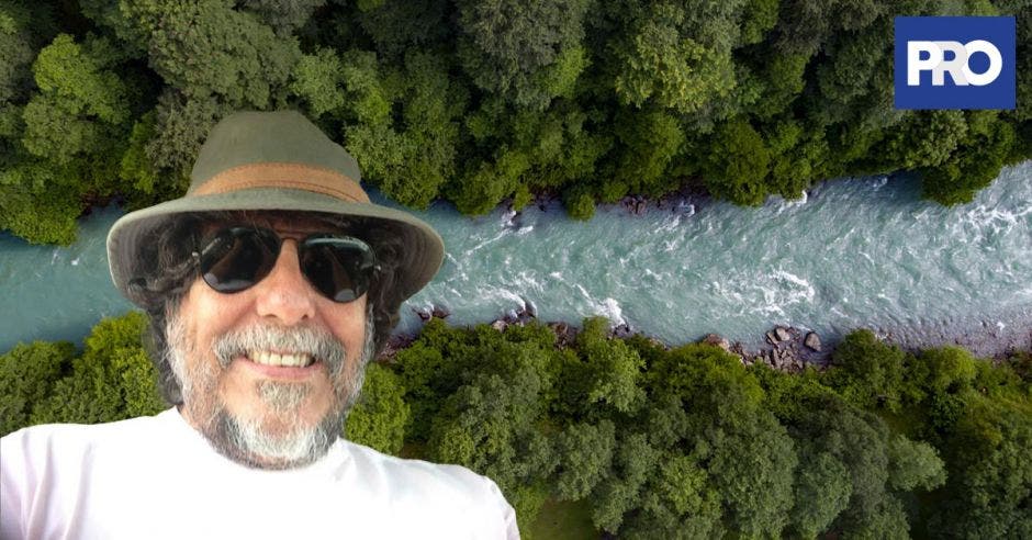 Roberto de la Ossa junto a un río