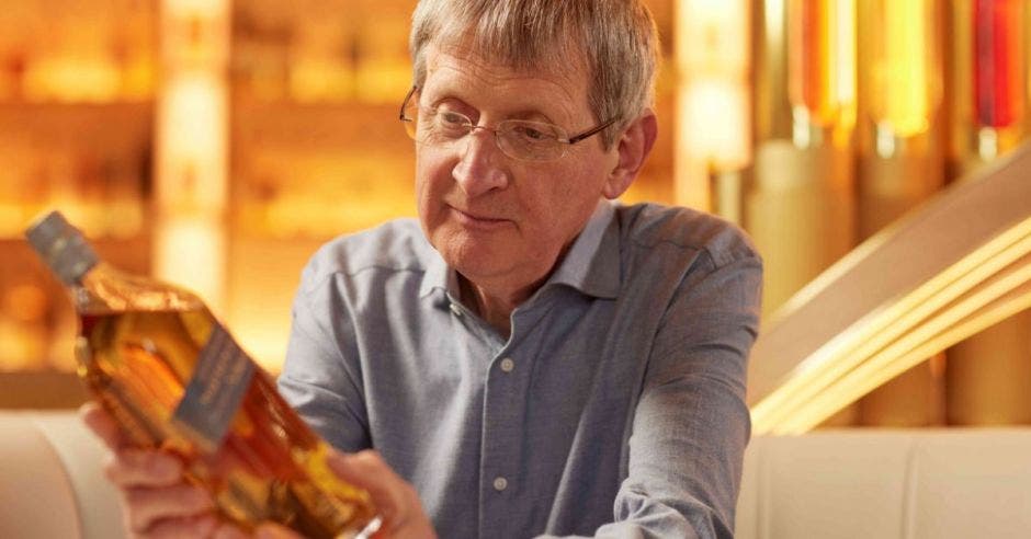 Dr. Jim Beveridge, antiguo Master Blender y renombrado fabricante de whisky.