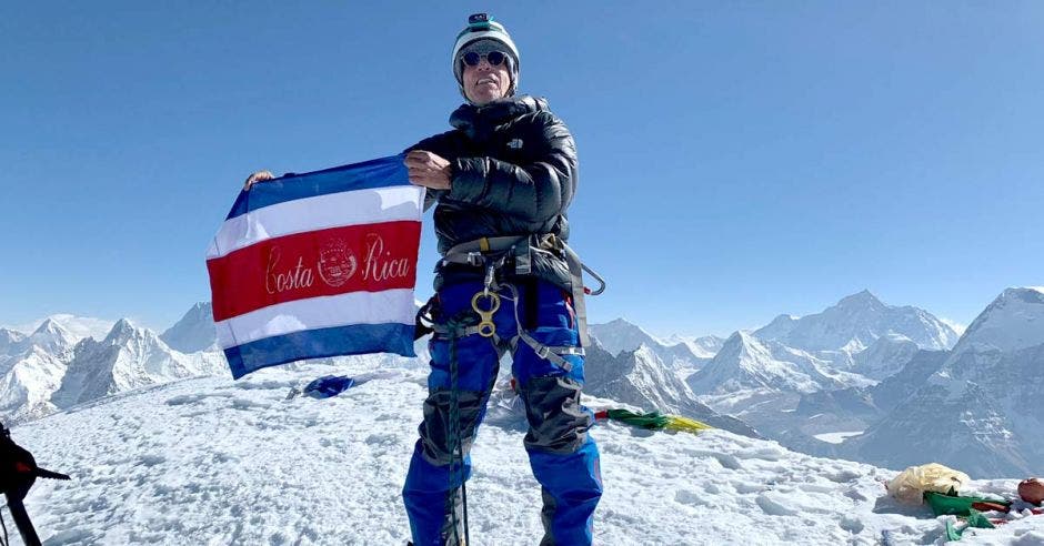 Oscar Hernández es el costarricense de mayor edad en subir el Mera Peak en Nepal a 6.470 msnm. Cortesía Daniel Ramírez/La República