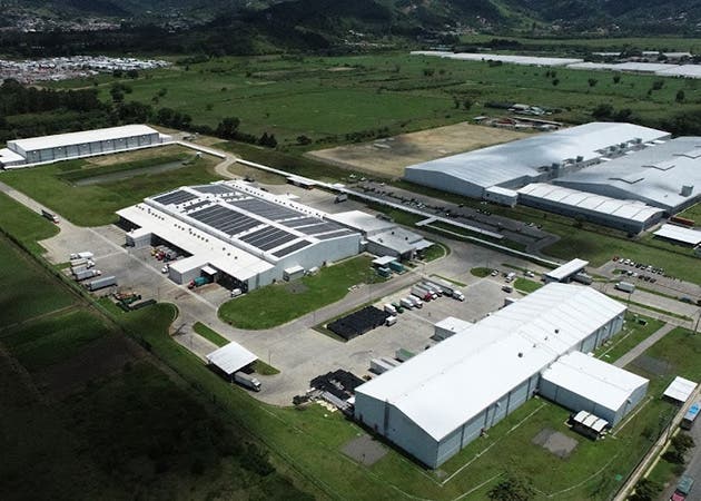 DICOMA ha instalado más de 60.500 paneles solares, tanto en Costa Rica, lo que ha evitado la producción de más de 1.750 Toneladas de CO2 al año.  Cortesía/La República.