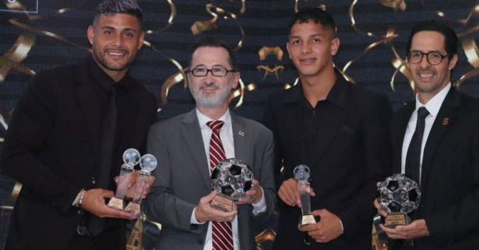 Saprissistas después de recibir los trofeos