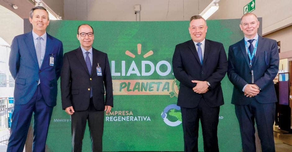 Aquileo Sánchez, director de Asuntos Corporativos y Sostenibilidad de Walmart México y Centroamérica. Javier Treviño, vicepresidente Senior de Asuntos Corporativos Walmart México y Centroamérica, Francisco Gamboa, Ministro de Economía, Industria y Comercio y Flavio Cotini, Director General de Walmart México y Centroamérica. Esteban Monge