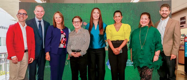 En la fotografía: miembros de la Alianza Empresarial para la Sostenibilidad: de izquierda a derecha de saco rojo, Luis Mastroeni, secretario; Flavio Cotini, Presidente; Aixa Saborío, Secretaria Adjunta; Silvia Chaves, Tesorera; Ivania Alpízar de Gruma; María Nelly Rivas, directora; Cecilia Mora consultora de RS Sostenible y Gerardo Miranda, Director