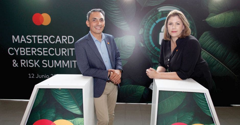 ristine Matheson, Country Manager para Costa Rica y Nicaragua en Mastercard, y Raúl Rivera, Gerente de Ciberseguridad e Inteligencia para Centroamérica y Caribe en Mastercard