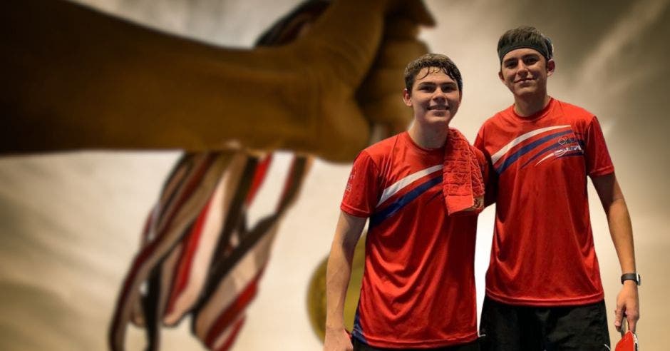 Daniel Araya Aguilar y Alejandro Montoya Morera, deportistas de tenis de mesa, lograron avanzar a las semifinales el pasado domingo.
