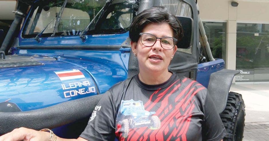 Ileana Conejo no le teme al barro y supera barreras en el mundo del motor. Cortesía/La República