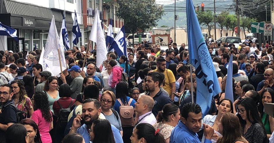 6.350 trabajadores ccss funcionarios administrativos, financieros, enfermería, empleados gerencias administrativas infraestructura tecnología logística acudieron paro labores convocado sindicatos institución jueves