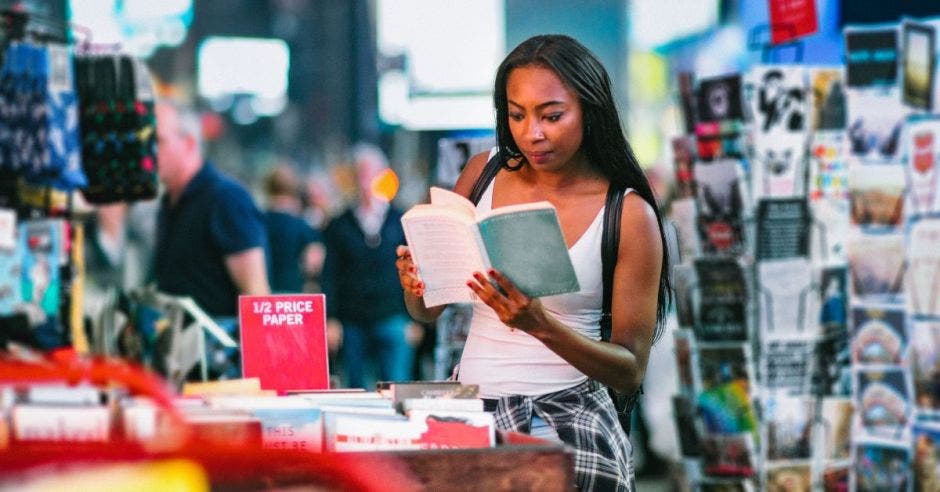 Mujer leyendo