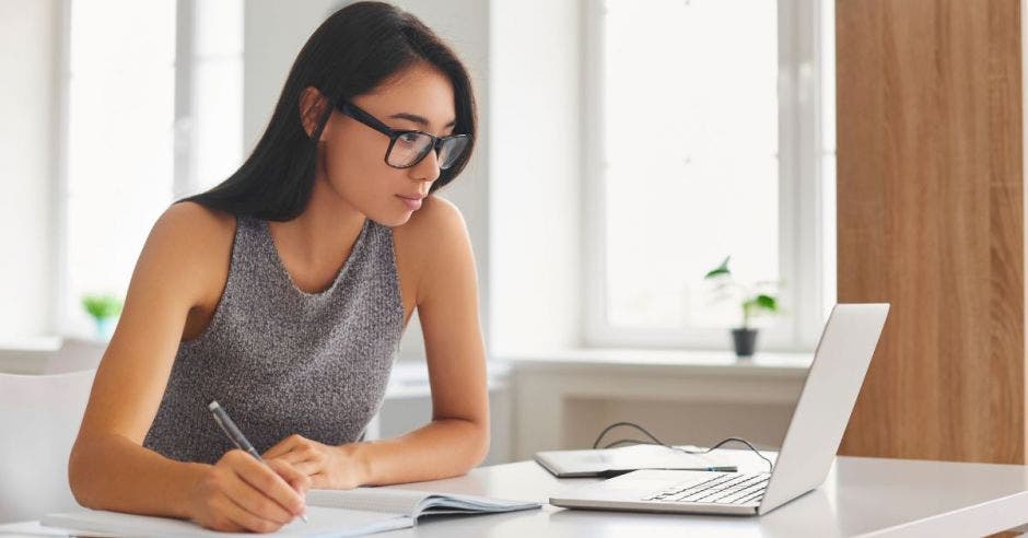 mujer estudiando servicios en la nube