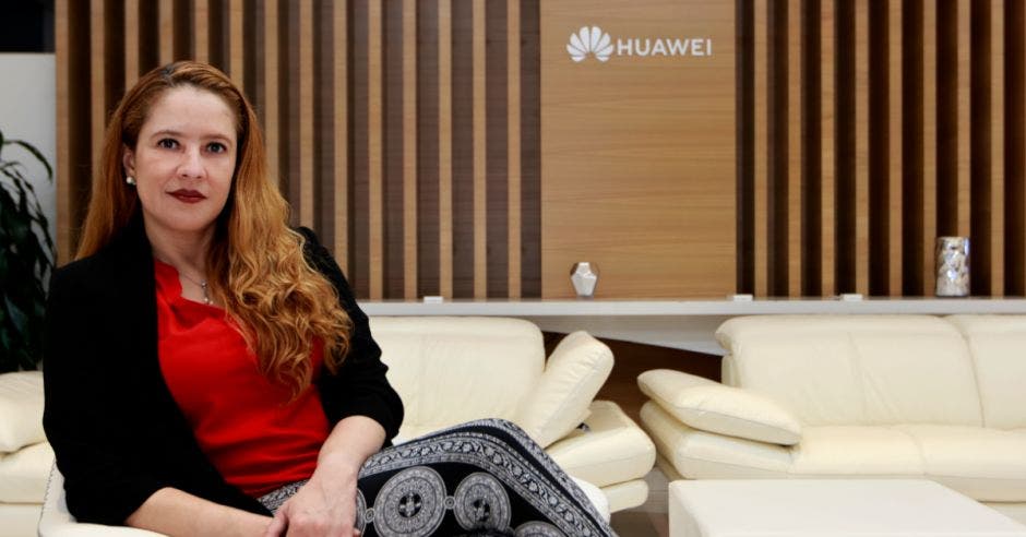 tomando en cuenta liderazgo visionario logros destacados campo tecnología istmo andrea corrales vicepresidenta división terminales huawei centroamérica caribe reconocida revista forbes como una de las 100 mujeres más poderosas región