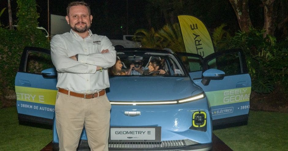 Gustavo Cabezas, jefe de producto de Veinsa Motors durante la presentación del Geometry E en Campo Lago.