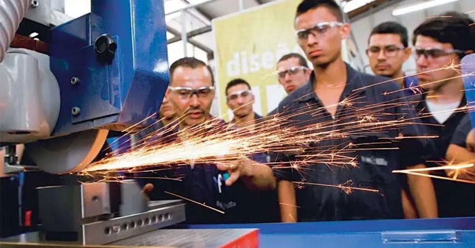 15 estudiantes recibirán formación dual empresas ubicadas fuera del GAM bajo proceso aprender haciendo cuatro convenios ina cámara industrias costa rica