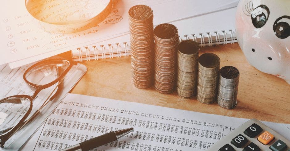 Trabajar juntos, establecer metas claras y educarse mutuamente les permitirá no solo construir una situación financiera estable, sino también fortalecer su relación en el proceso.Canva/La República