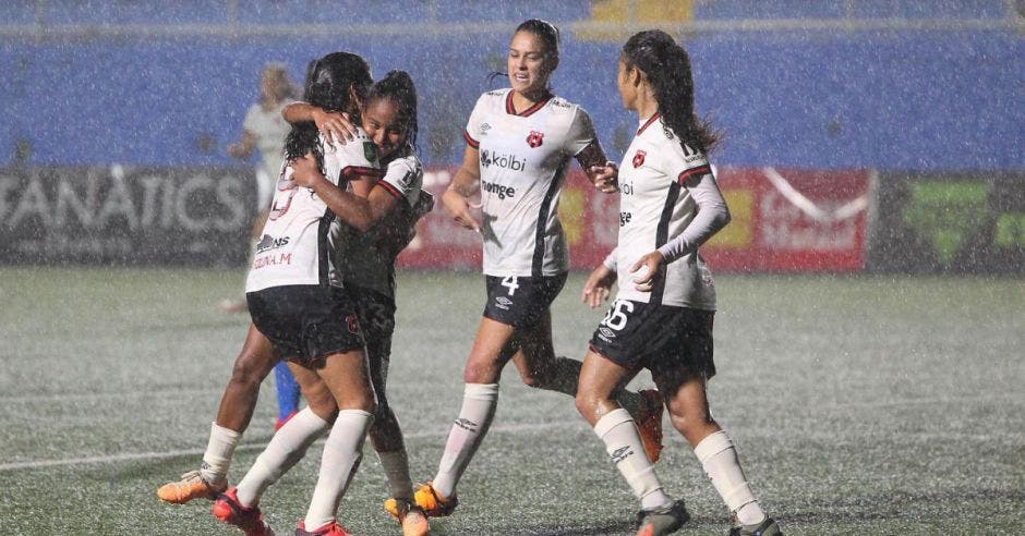 A partir de hora y en cada encuentro de visita, el negro será el color que usarán las jugadoras como una iniciativa del club. Cortesía/La República.