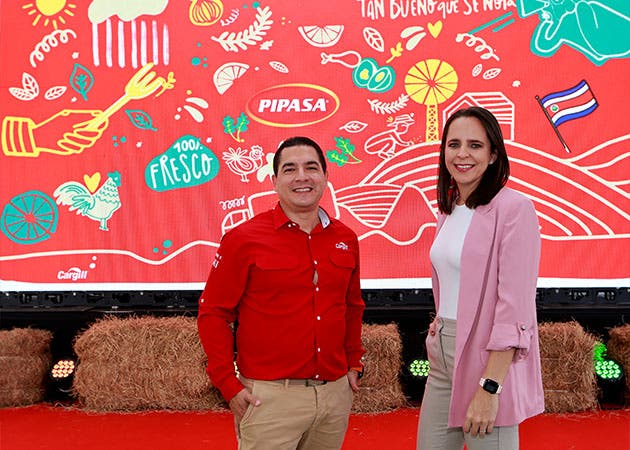 Enrique Fernández Gabuardi, gerente regional de marcas Cargill y Verónica Castro, gerente de Cargill Proteína Costa Rica.  Esteban Monge/La República.