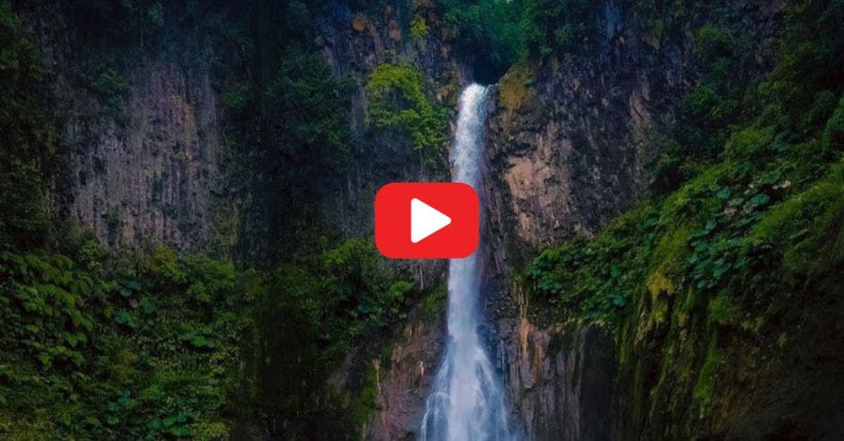 Catarata costarricense fue escenario de una belleza natural este viernes. Foto tomada del  Instagram toroamarillo360.Canva/La República