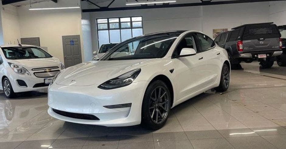 Si desea comprar un Tesla EV Imports es una gran opción. Canva/La República
