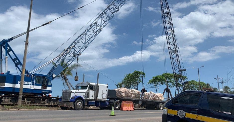Mientras se encuentra una solución permanente, la colocación de "rocas gigantescas" en Caldera es la única alternativa. Cortesía/La República