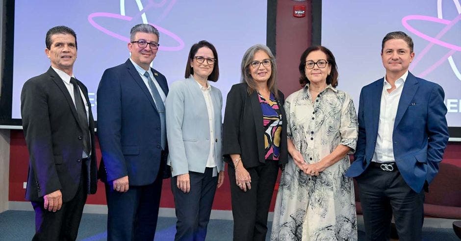 A través de ESTRELLAZ, AstraZeneca y Fundación Paniamor demuestran su compromiso con el empoderamiento de las mujeres en la ciencia, impulsando un cambio social significativo en Costa Rica y allanando el camino para una generación de científicas sobresalientes.  En la foto:  de izquierda a derecha: Víctor Hugo Orozco, Dirección Regional de Cartago – MEP, Oscar Valverde, director ejecutivo Paniamor, Laura García, presidenta de AstraZeneca para Centroamérica y el Caribe, Sandra Cauffman, Milena Grillo, directora de Estrategia e Innovación Paniamor y Jorge Calderón, director de Asuntos Corporativos de AstraZeneca para Centroamérica y el Caribe.