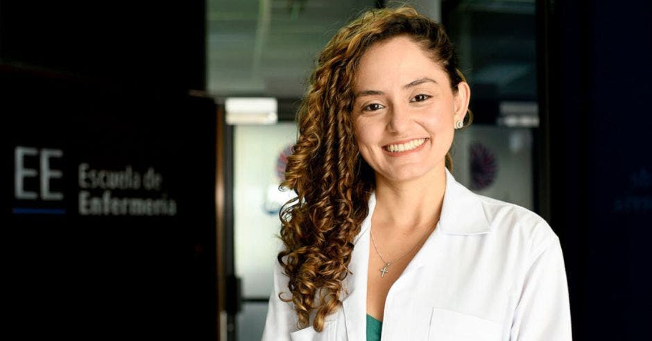 katherine Solís cordero enfermera costarricense 35 años galardonada prestigioso premio tesis capes 2023 brasil máximo reconocimiento académico otorgado mejores trabajos finalización doctorado país suramericano primera tica recibir premio área conocimiento