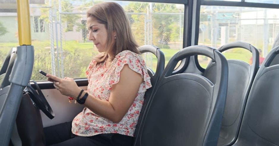 atendiendo llamado cámara transportes hecho varios funcionarios públicos alta jerarquía movilizarse autobús viernes conmemoración día mundial sin carro jerarca salud segunda vicepresidenta República Mary Munive tomó una unidad parada cercana La Sabana Ministerio hacienda reunión