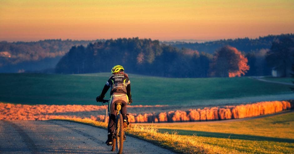 La Ruta es la forma de realizar ciclismo conociendo entornos naturals.Canva/La República