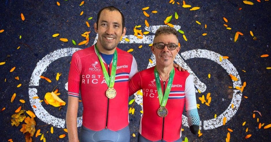 Los costarricenses Henry Raabe (izquierda) y Leonel Solís