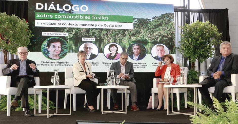 Frente a un panorama global donde el petróleo y el gas natural representan el 50% de las fuentes de energía no renovables, Costa Rica analiza si la explotación de petróleo es esencial para superar la pobreza o si debería mantener su enfoque en las energías renovables y la sostenibilidad. Esteban Monge/La República