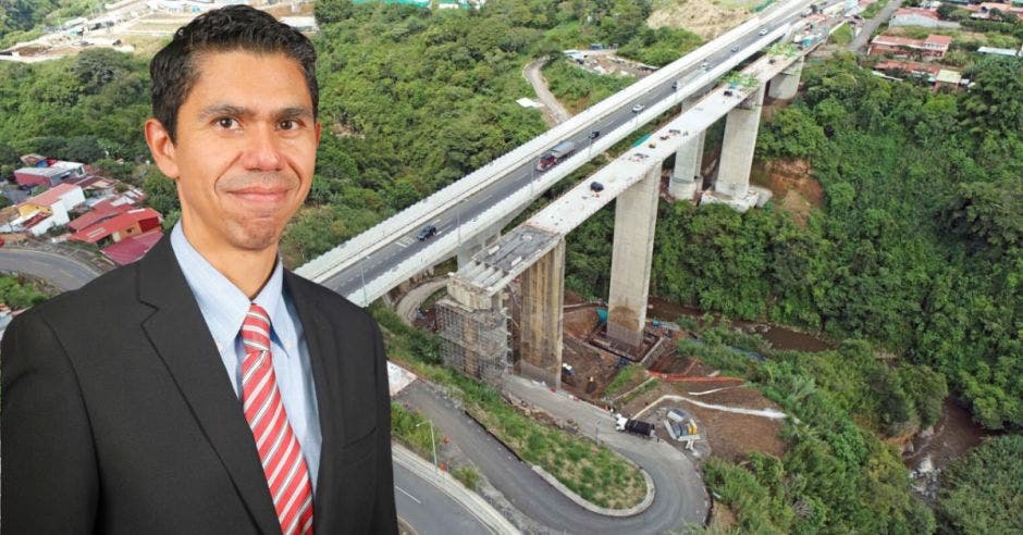 Luis Amador, ministro de Obras Públicas y Transportes (MOPT).confirmó que las obras avanzan a buen ritmo en el nuevo puente del Saprissa. Cortesía/La República.