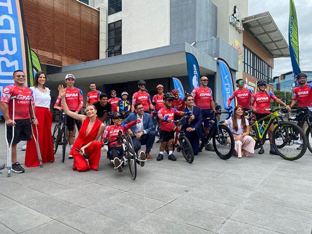 El equipo de paraciclistas "Los Posibles" junto a patrocinadores, Andrey Amador y Leonora Jiménez