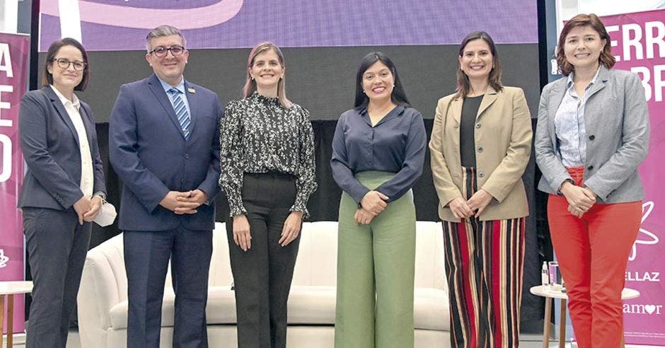 Laura García, presidenta de AstraZeneca para Centroamérica y el Caribe; Oscar, director ejecutivo de Fundación Paniamor; Laura Fernández, ministra del MIDEPLAN; María Estrada, Rectora del TEC, Jennyfer León, Investigadora del Programa Estado de la Nación y Camilla Delgado, Vicerrectora de Vida Estudiantil y Servicios Académicos del TEC