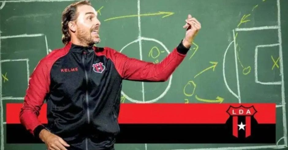 Andrés Carevic perdió nuevamente la oportunidad de alcanzar el titulo 31 de Alajuelense.Canva/La República