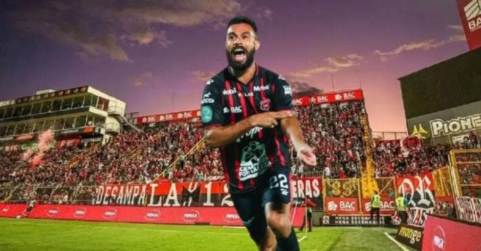 Pipo González se despide de Liga Deportiva Alajuelense.Canva/La República