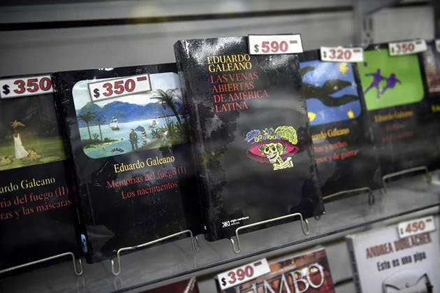 Libros del escritor uruguayo Eduardo Galeano, autor de "Las venas abiertas de América Latina" (1971), se exhiben en una librería, en Montevideo, capital de Uruguay, el 13 de abril de 2015. El escritor falleció ese día en Montevideo a la edad de 74 años. (Xinhua/Nicolás Celaya)