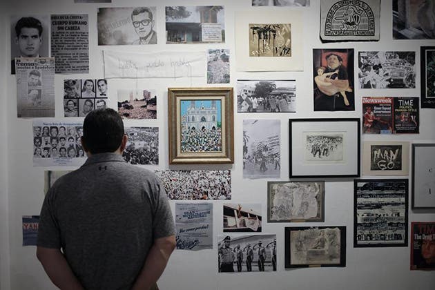 Un visitante observa obras de la exposición "Una Invasión en 4 Tiempos" en el Museo de Arte Contemporáneo, en la Ciudad de Panamá, Panamá, el 5 de diciembre de 2019. La exposición ofrece al visitante información sobre la invasión militar de Estados Unidos a Panamá el 20 de diciembre de 1989. (Xinhua/Mauricio Valenzuela)