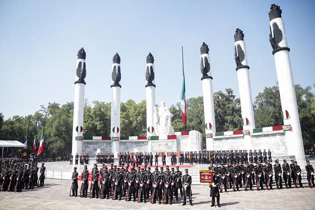 Cadetes del Heroico Colegio Militar participan en una ceremonia por el 176° Aniversario de la Gesta Heroica de los Niños Héroes de Chapultepec, en la Ciudad de México, capital de México, el 13 de septiembre de 2023. Este monumento fue creado para honrar la memoria de los Niños Héroes, quienes defendieron el Castillo de Chapultepec durante la invasión estadounidense. (Xinhua/Francisco Cañedo)