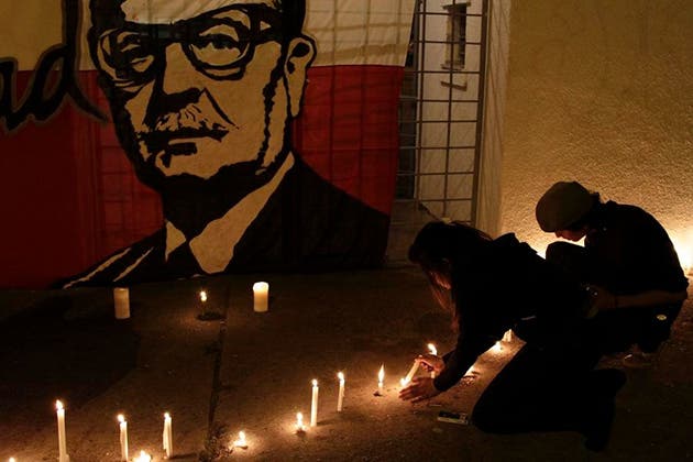 Familiares y amigos de víctimas de la dictadura militar de Augusto Pinochet, encienden velas frente al Estadio Nacional, durante la conmemoración de los 38 años del golpe de Estado contra Salvador Allende, en la ciudad de Santiago, capital de Chile, el 11 de septiembre de 2011. (Xinhua/Victor Rojas)