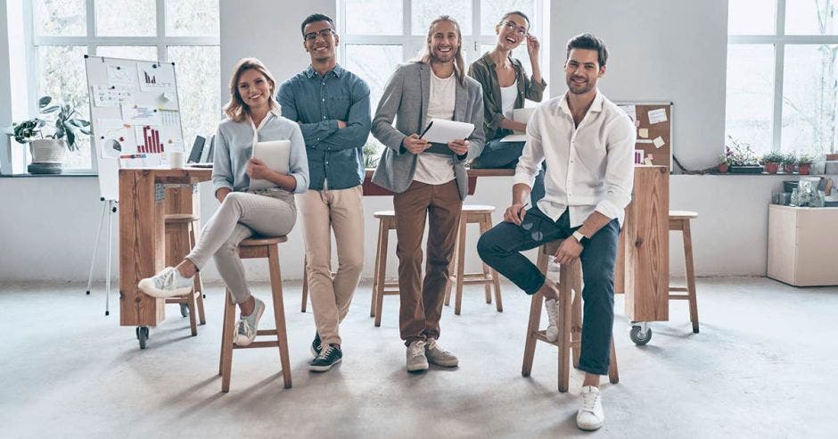 ambiente laboral, trabajadores felices