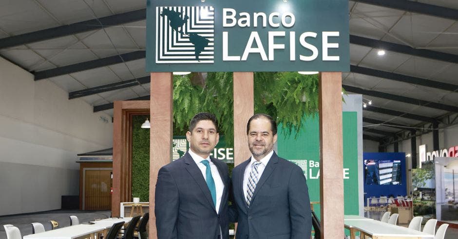 Eythel Muñoz, Gerente Banca de Personas de Banco LAFISE y Gastón Rappaccioli, gerente general de Banco LAFISE