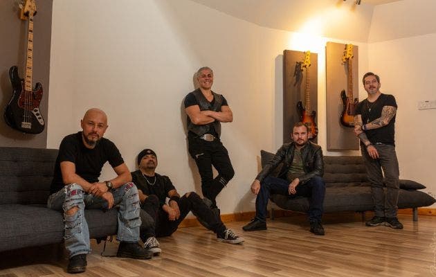 Alberto Durán (bajo), Víctor Soto (guitarra), Pablo Bogarín (vocalista), Rafael Guzmán (guitarra) y Ricardo González (batería) conforman la banda Slavon. Cortesía/La República.