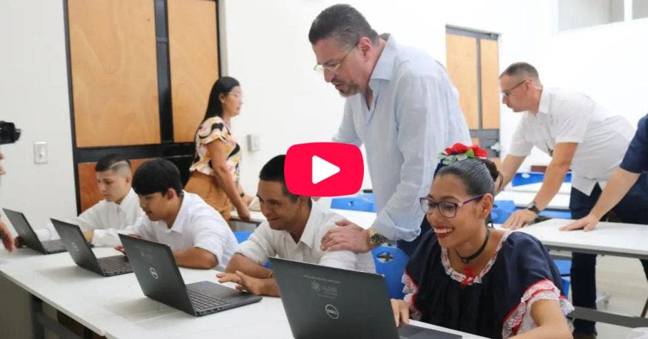 total 1346 escuelas colegios iniciarán este jueves curso lectivo conectividad Internet tecnología fibra óptica 877 ubicados comunidades difícil acceso mecanismos satelitales confirmaron autoridades mep ice