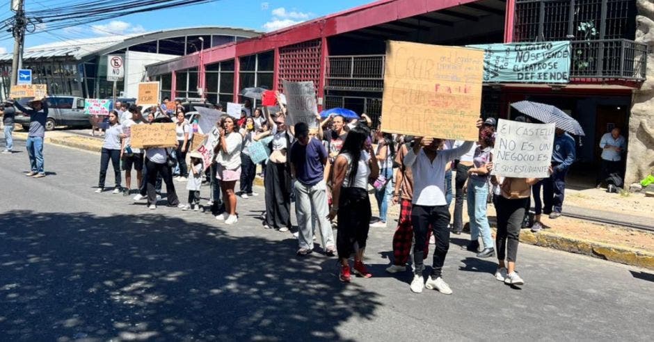 grupo padres familia conservatorio de castella movilizó mañana lunes hasta inmediaciones sabana norte protestar venta teatro arnoldo herrera fundación castella