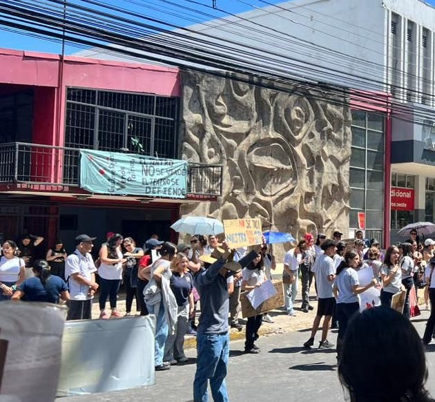 grupo padres familia conservatorio de castella movilizó mañana lunes hasta inmediaciones sabana norte protestar venta teatro arnoldo herrera fundación castella