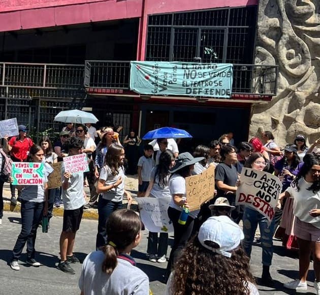 grupo padres familia conservatorio de castella movilizó mañana lunes hasta inmediaciones sabana norte protestar venta teatro arnoldo herrera fundación castella