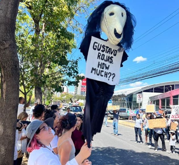 grupo padres familia conservatorio de castella movilizó mañana lunes hasta inmediaciones sabana norte protestar venta teatro arnoldo herrera fundación castella