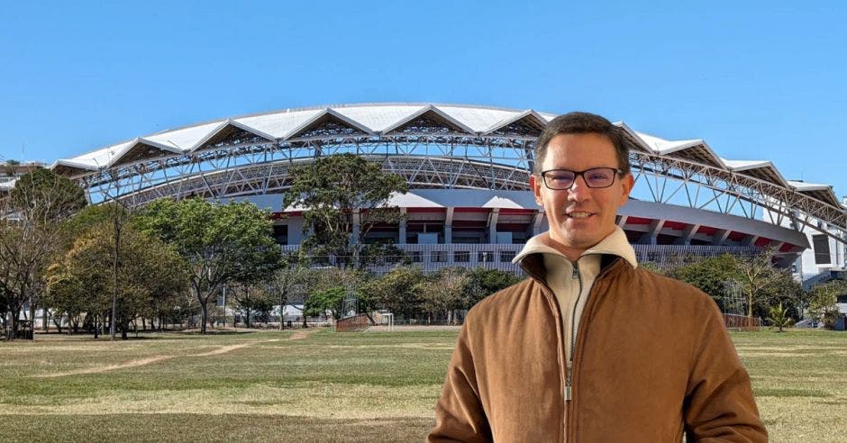 Juan Carlos Rojas, Director General de Grupo Laguna, considera que en La Sabana se podría construir un parqueo subterráneo para potenciar el Estadio Nacional como lugar de eventos y partidos de fútbol. Cortesía/La República.