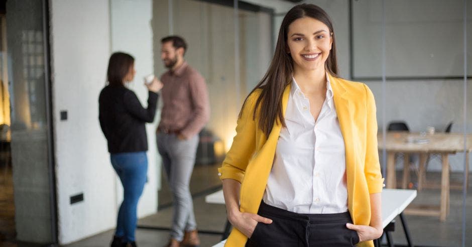 mujer tecnologia puesto